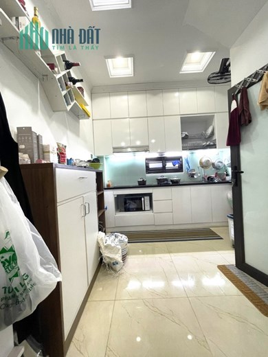 Bán ngôi nhà 59m2 phố Nghi Tàm, Tây Hồ Ô tô đỗ cổng 5 phòng ngủ 10m Ô tô đua 6.8 Tỷ