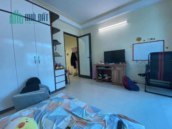 Bán ngôi nhà 56m2 phố Nghi Tàm, Tây Hồ Ô tô đỗ cổng 5 phòng ngủ Ngõ Ô tô tránh 10m 6.7 Tỷ