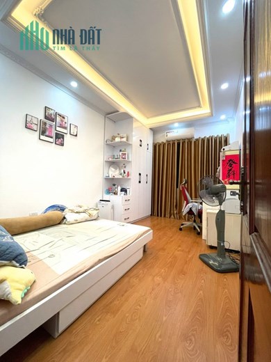 Bán căn nhà 56m2 phố Nghi Tàm, Tây Hồ Ô tô đỗ cổng 5 phòng ngủ 2 Ô tô tránh 10m 6.7 Tỷ