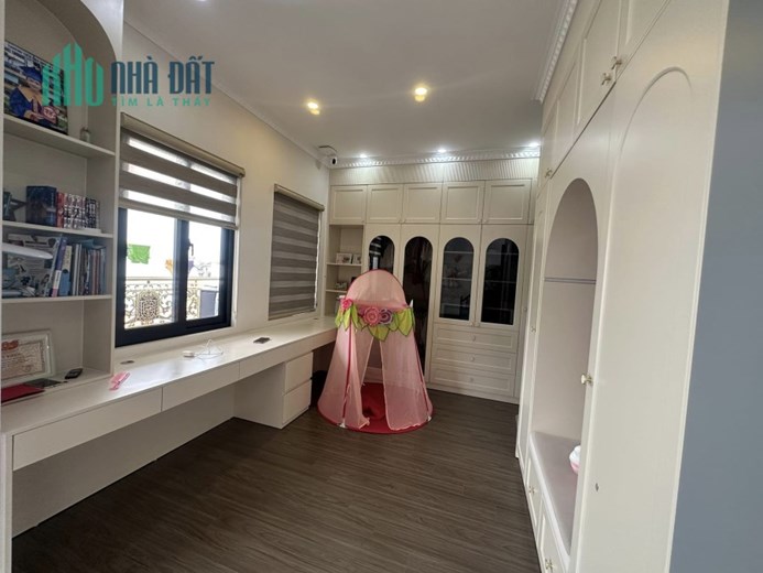 Bán ngôi nhà 108m2 phố Nghi Tàm, Tây Hồ Biệt thự Đẳng cấp Thang máy Nhập khẩu 10m ngõ 2 Ô tô tránh