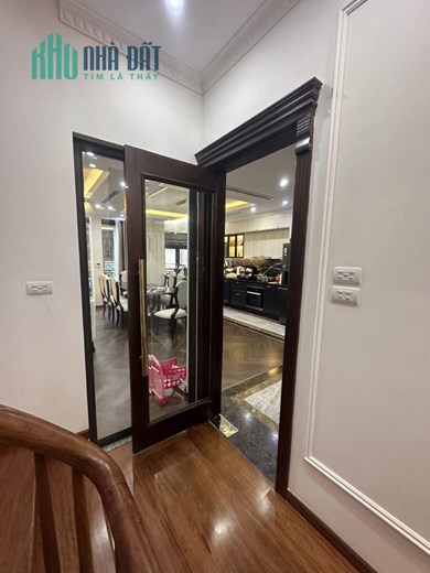 Bán ngôi nhà 105m2 phố Nghi Tàm, Tây Hồ Biệt thự Đẳng cấp Thang máy Nhập khẩu 10m ngõ Ô tô tránh