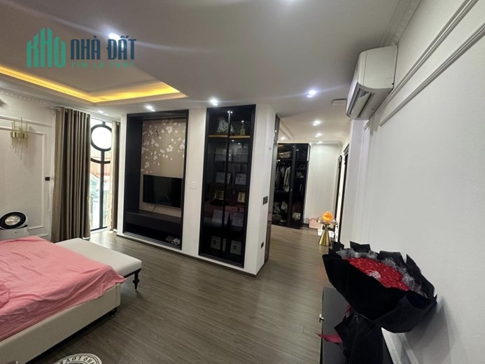Bán căn nhà 109m2 phố Nghi Tàm, Tây Hồ Biệt thự Nghỉ dưỡng Thang máy Nhập khẩu 10m Ô tô tránh 19.7
