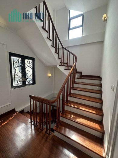 Bán căn nhà 108m2 phố Nghi Tàm, Tây Hồ Biệt thự Hưởng thụ Thang máy 10m Ô tô phi 19.6 Tỷ