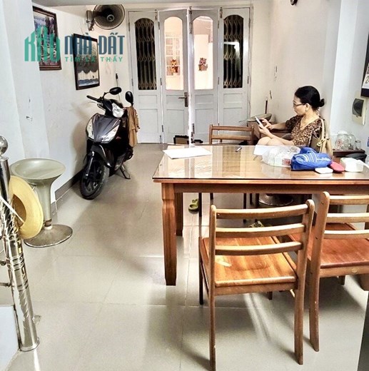 HIẾM. Chỉ hơn 2 tỷ có ngay nhà Ngọc Lâm, Long Biên. Ở ngay. Gần 30m2, 3PN. 0977 399 523