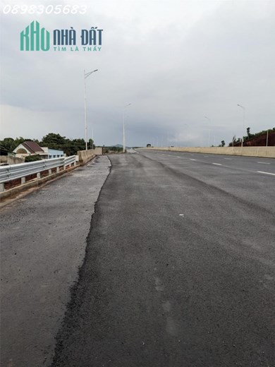1,9 Mẫu đất, 2 mặt tiền, thích hợp làm kho -xưởng