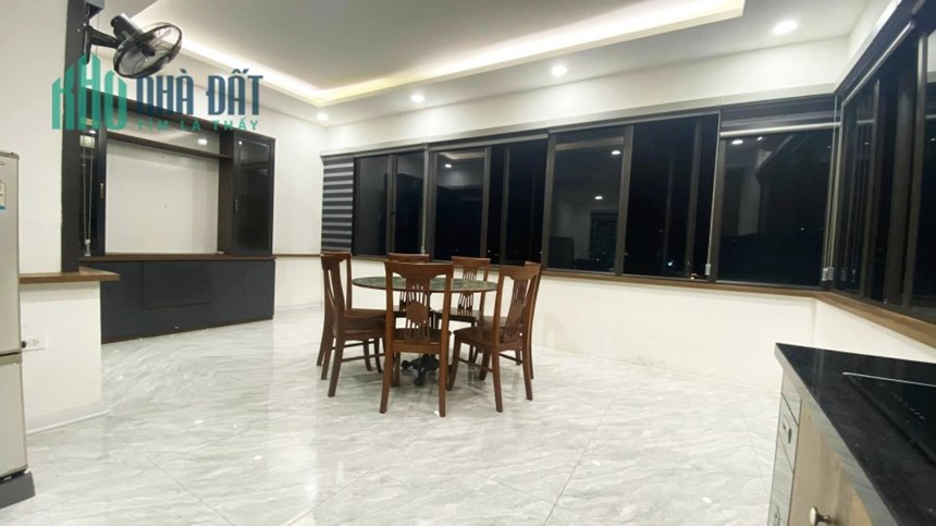View 2 hồ Chỉ 16 tỷ bán luôn nhà Ngõ Ô tô tránh nhau - Nguyễn Ngọc Vũ 70m2x7T, MT 4,5m, sđcc