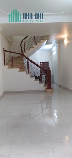 Thuê nhà nguyên căn Thanh Trì ngõ 2 oto tránh nhau thoải mái.