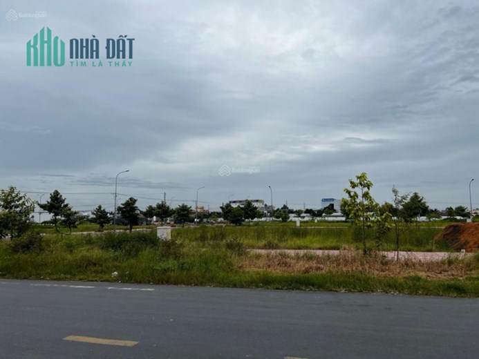 Kẹt tiền bán lỗ nền 200m2 khu Golden Land, thị trấn Thủ Thừa, giá 2.6 tỷ