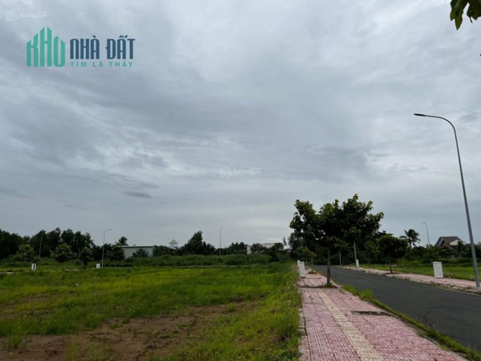 Kẹt tiền bán lỗ nền 200m2 khu Golden Land, thị trấn Thủ Thừa, giá 2.6 tỷ
