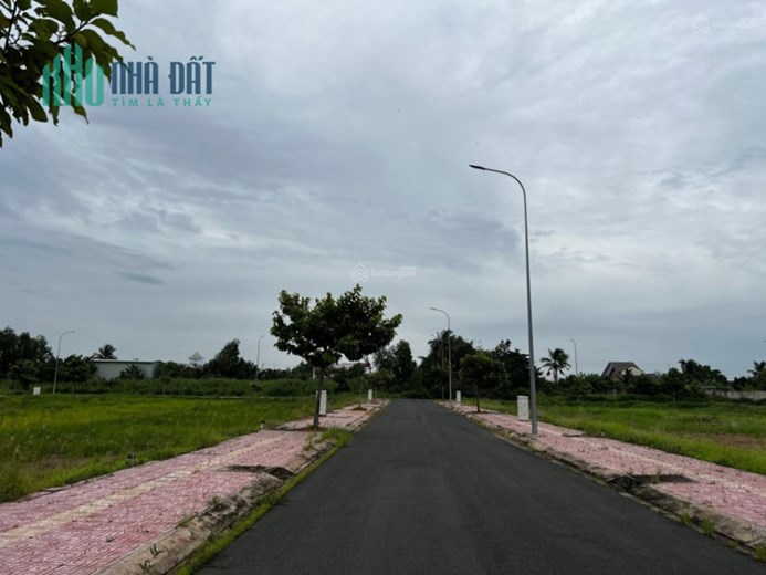 Kẹt tiền bán lỗ nền 200m2 khu Golden Land, thị trấn Thủ Thừa, giá 2.6 tỷ