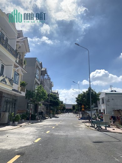 Chính chủ ra gấp lô đất ngay Vincom Dĩ An, buôn bán sầm uất, Chỉ 3.05 Tỷ