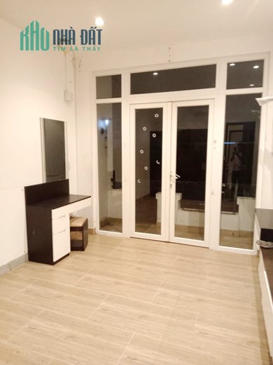 Cho thuê NNC 4 Tầng MT trong chợ Rạch Ông. Giá 15 triệu