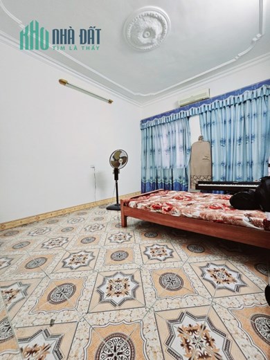 Bán nhà ngõ 302 phố Văn Cao 3 tầng có 3 ngủ, GIÁ rẻ chỉ 2.1 tỉ