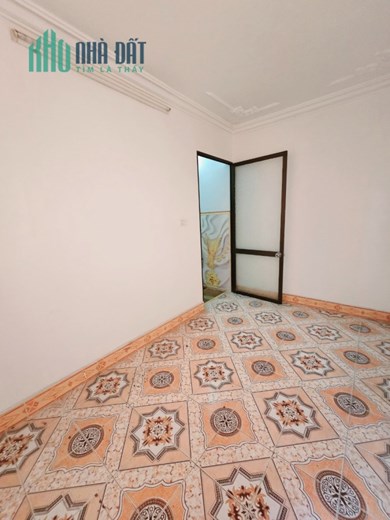 Bán nhà ngõ 302 phố Văn Cao 3 tầng có 3 ngủ, GIÁ rẻ chỉ 2.1 tỉ
