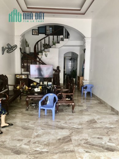 Bán nhà mặt đường Cát Bi vị trí đắc địa, diện tích 60m 3.5 tầng GIÁ 10 tỉ
