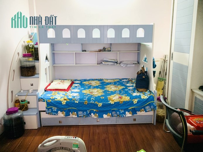 Nhà 4 tầng, 3 ngủ tại Lĩnh Nam, Dt 32m, giá hơn 2 tỷ.