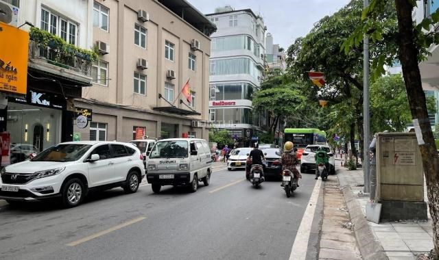 BA ĐÌNH Mặt phố Cửa Bắc  giá 24 tỷ, 40mx5T, Kinh doanh đông đúc