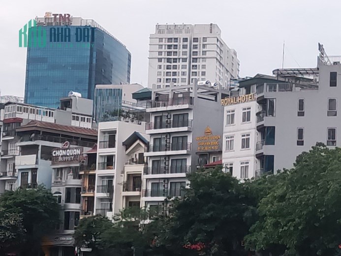 Bán tòa nhà khách sạn mặt hồ Phạm Huy Thông dt 110 m2 x 8 t mt 7 m giá 56 tỷ