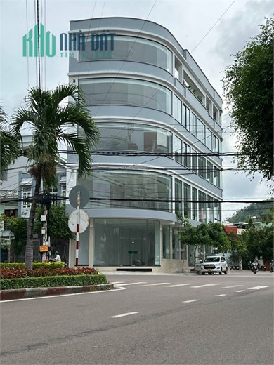cho thuê nhà 3 mặt tiền, TP Biển Quy Nhơn. có sẵn thang máy, thông suốt mỗi tầng.