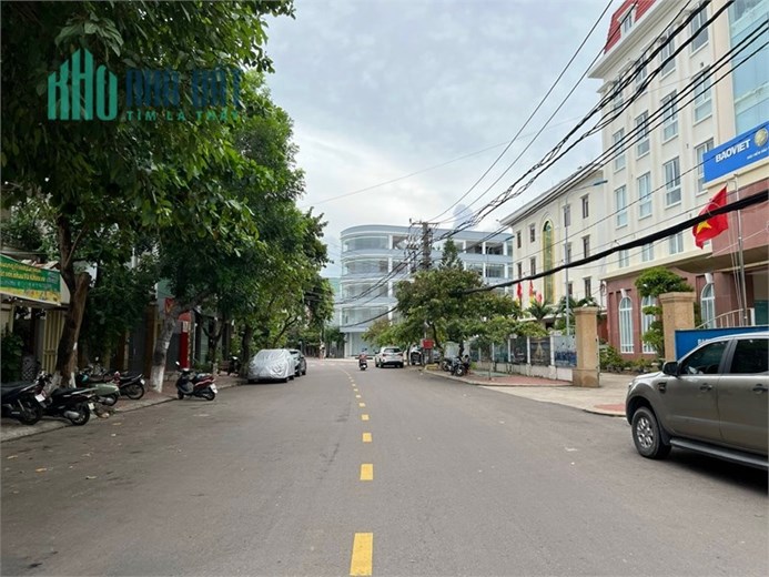 cho thuê nhà 3 mặt tiền, TP Biển Quy Nhơn. có sẵn thang máy, phù hợp KD thương mại