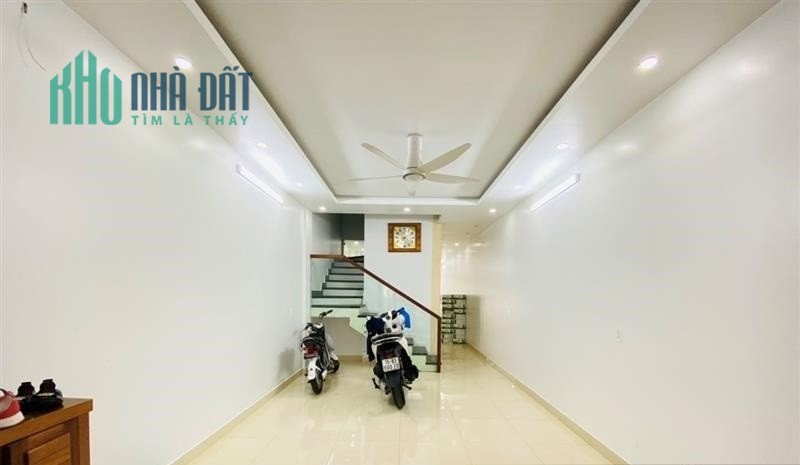 Bán nhà mặt đường Hoàng Minh Thảo, diện tích 67m 4 tầng mới, thang máy, GIÁ 9.5 tỉ