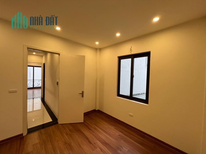 Bán nhà phố Nguyễn Văn Cừ, Ô tô, Gần phố, 35 m2, 5T, nhĩnh 3 tỷ