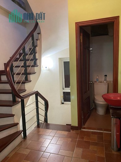 Cho thuê nhà nguyên căn 30 m2, 5T, 3N, 13.5 triệu, Văn Cao, Ba Đình.