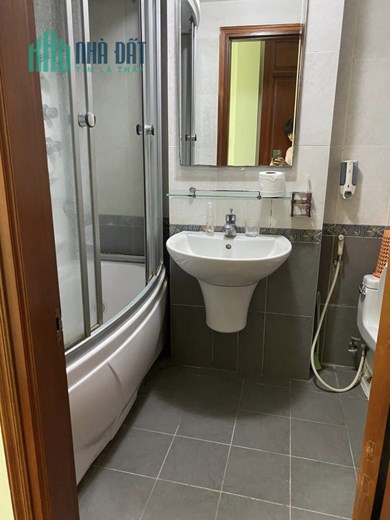 Cho thuê nhà nguyên căn 30 m2, 5T, 3N, 13.5 triệu, Văn Cao, Ba Đình.