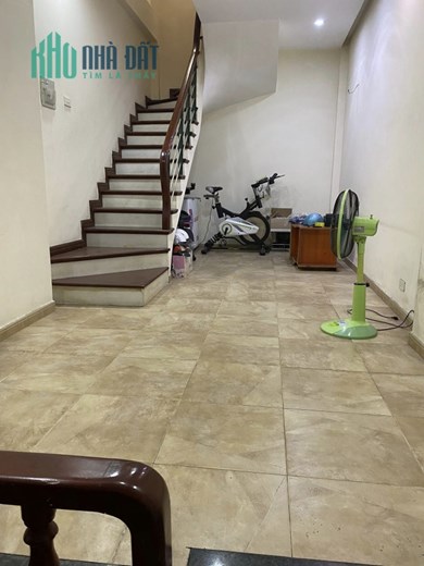 Cho thuê nhà nguyên căn 30 m2, 5T, 3N, 13.5 triệu, Văn Cao, Ba Đình.