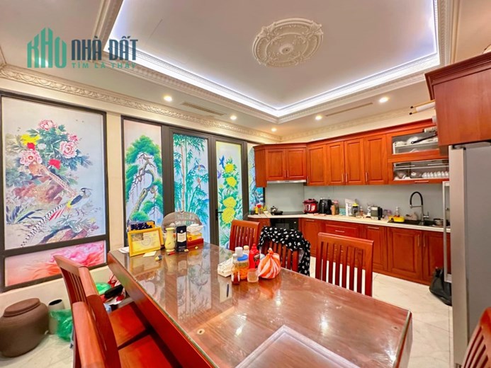 HIẾM Bán GẤP biệt thự gần Hồ Tây, nội thất và không gian sống thượng lưu, tinh tế