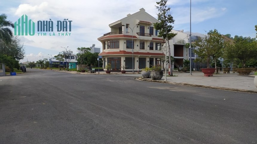 Chủ cần bán gấp ngay trong tháng đất full thổ lô góc ngã tư trục chính Tỉnh Lộ 10