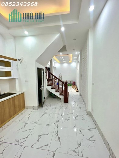 Bán nhà phố Hoa Bằng, Cầu Giấy, 42m2, 5 tầng, 10m ô tô tránh, tặng nội thất, giá 5.85 tỷ