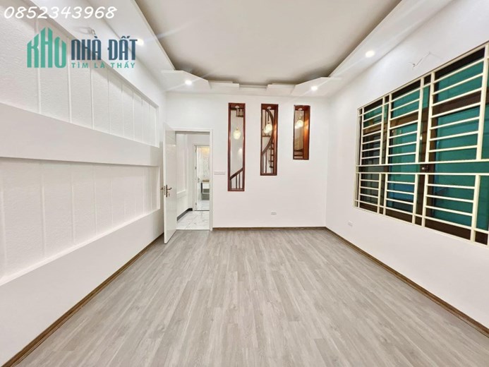 Bán nhà phố Hoa Bằng, Cầu Giấy, 42m2, 5 tầng, 10m ô tô tránh, tặng nội thất, giá 5.85 tỷ