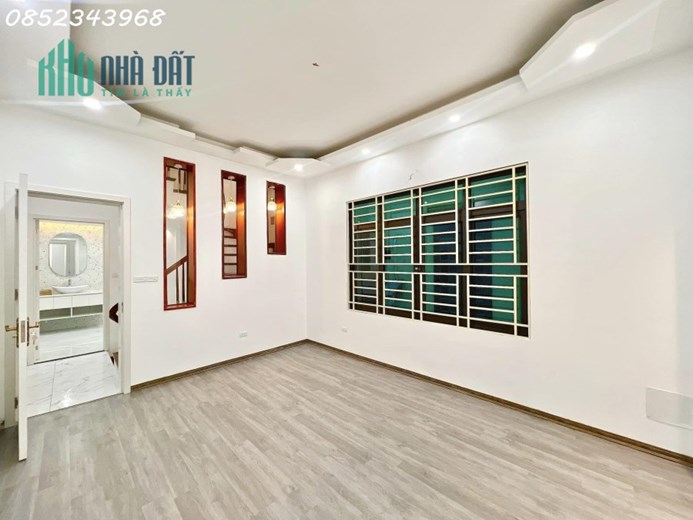 Bán nhà phố Hoa Bằng, Cầu Giấy, 42m2, 5 tầng, 10m ô tô tránh, tặng nội thất, giá 5.85 tỷ