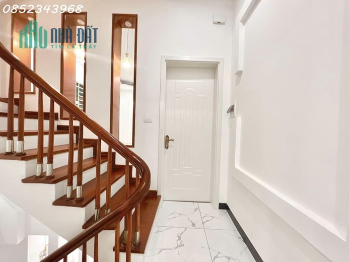 Bán nhà phố Hoa Bằng, Cầu Giấy, 42m2, 5 tầng, 10m ô tô tránh, tặng nội thất, giá 5.85 tỷ