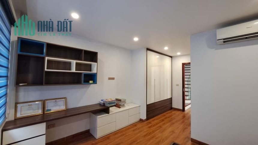 Bán nhà Ngọc Thuỵ 50m x 3T, ngõ oto, ở luôn, chỉ 2 tỷ 9 thương lượng. LH: 0936123469