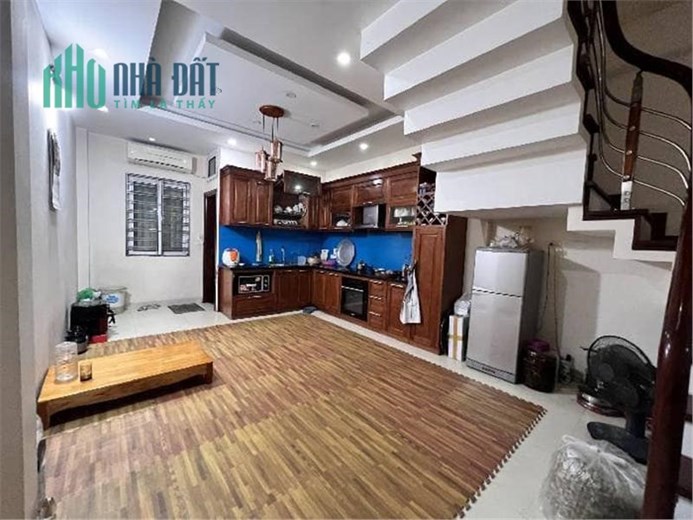 Nhà Bồ Đề Ô tô đỗ sát cửa, 40m ra Phố Nguyễn Văn Cừ, cách cầu Chương Dương chỉ tầm 150m. Diện tích