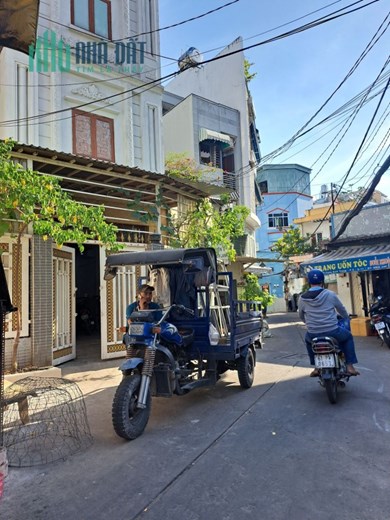 NHÀ ĐẸP VÔ Ở LIỀN -XE HƠI ĐỖ CỬA TÌM CHỦ MỚI