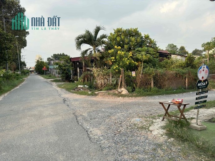 CHÍNH CHỦ CẦN BÁN NHÀ HẺM XE TẢI NGAY NGÃ 3 MẶT TIỀN HẺM THÔNG