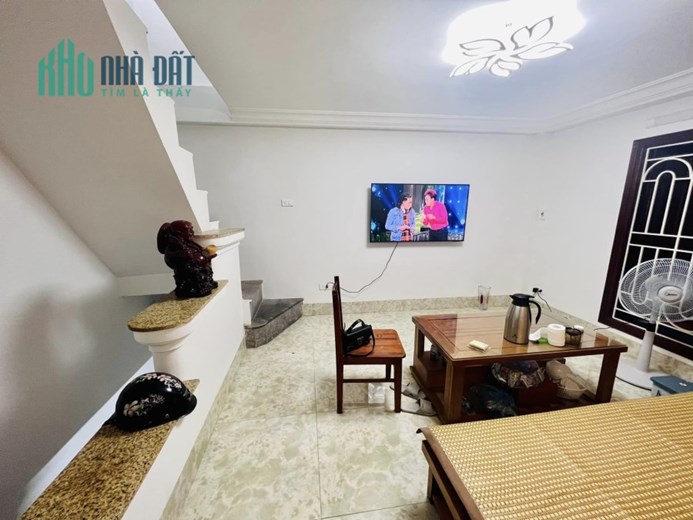 HIỀM -Chỉ 2,8 tỷ Nhà phố Cự Lộc, dt 24M2 x5T, mặt tiền 4,5 M, thoáng, gần phố
