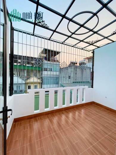 NHÀ ĐẸP NGÕ 221 PHỐ TÔN ĐỨC THẮNG PHƯỜNG HÀNG BỘT QUẬN ĐỐNG ĐA DT:45M2 5 TẦNG 3 NGỦ MT:4M THIẾT KẾ