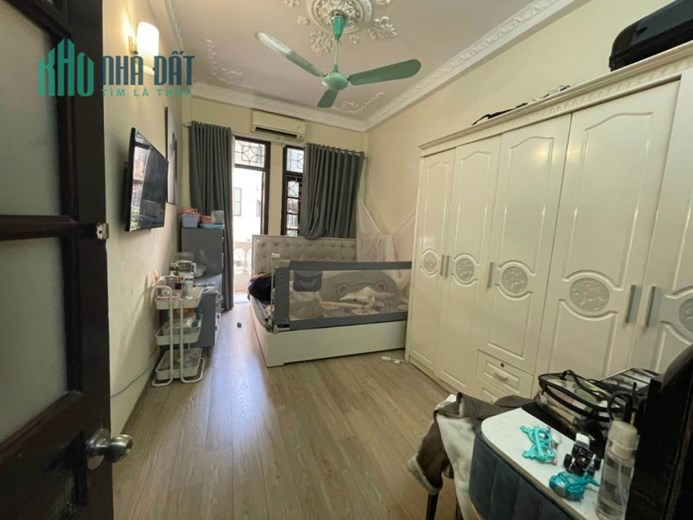 Bán nhà ngõ rộng Nguyễn Phúc Lai Đống Đa 40mx 4 tầng ngay sát ô tô 4.5 tỷ