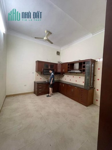 Cho thuê nhà nguyên căn Hoàng Quốc Việt 45m2, 4T, mt4.5m, 4 ngủ, đủ nội thất, 13 tr.