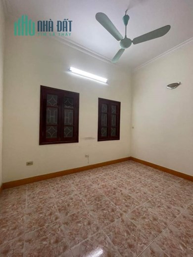 Cho thuê nhà nguyên căn Hoàng Quốc Việt 45m2, 4T, mt4.5m, 4 ngủ, đủ nội thất, 13 tr.