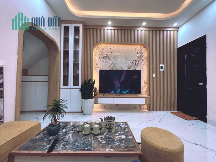 NHÀ ĐẸP PHỐ LÒ ĐÚC 30M RA MẶT PHỐ DT:33M2 4 TẦNG MT:4.3M 3 PHÒNG NGỦ + FUN NỘI THẤT KHÁCH VỀ Ở LUÔN