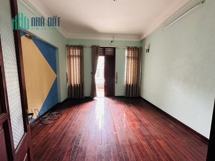 Nhà 4 tầng, Dt 100m, Mt 5m, giá hơn 8 tỷ.