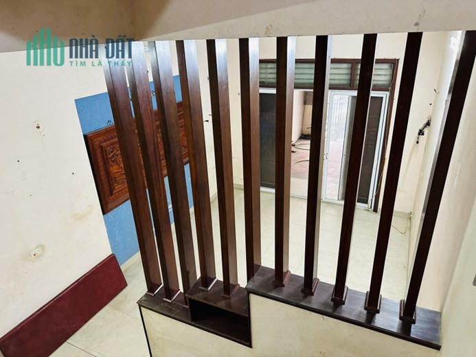 Nhà 4 tầng, Dt 100m, Mt 5m, giá hơn 8 tỷ.