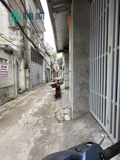 Nhà 4 tầng, Dt 100m, Mt 5m, giá hơn 8 tỷ.