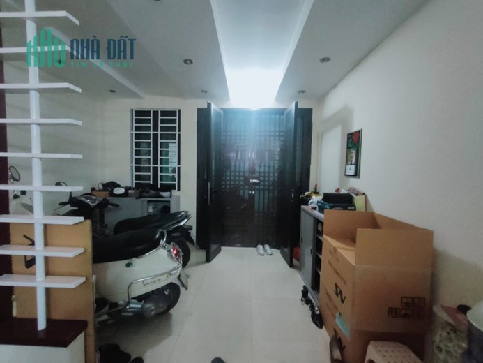 Siêu Phẩm Ngõ 175 Lạc Long Quân 45m2x5T, ô tô qua nhà, kd, ở sướng 5,2 tỷ.