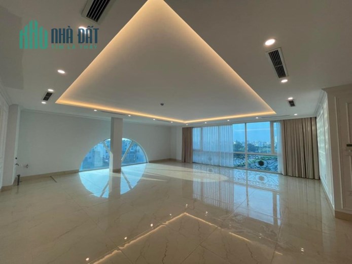 Toà nhà văn phòng mặt phố quận Long Biên 240m x 8tầng, mặt tiền 9m, nở hậu, thông sàn